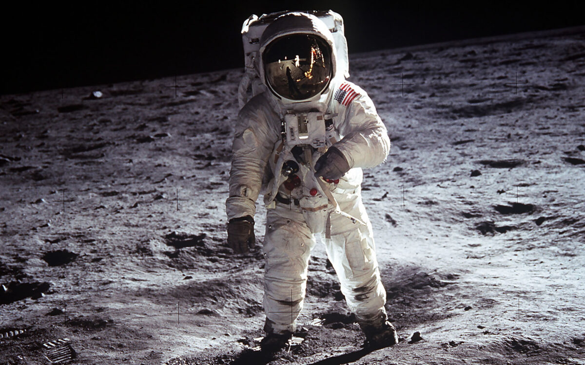 moon_astronaut_armstrong_spacesuit_apollo_11_desktop_1680x1050_hd-wallpaper-31277